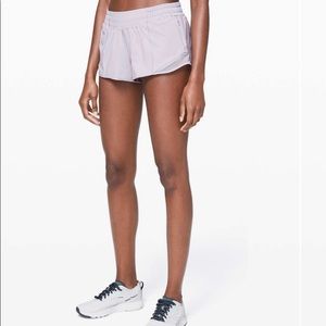 Lululemon Size 4 Hotty Hot 2.5” silver lilac
